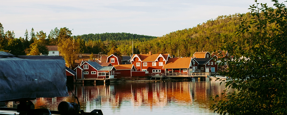 Röda stugor vid sjö